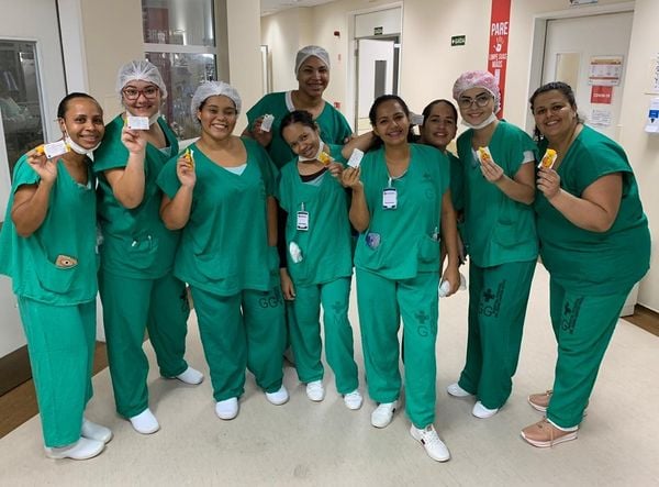 Equipe do Hospital Dr. Jayme Santos Neves, na Serra, ganhou chocolate de idosa que se curou do coronavírus