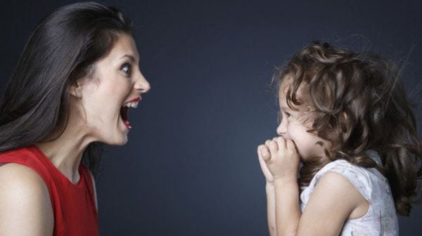 Mãe gritando com a filha