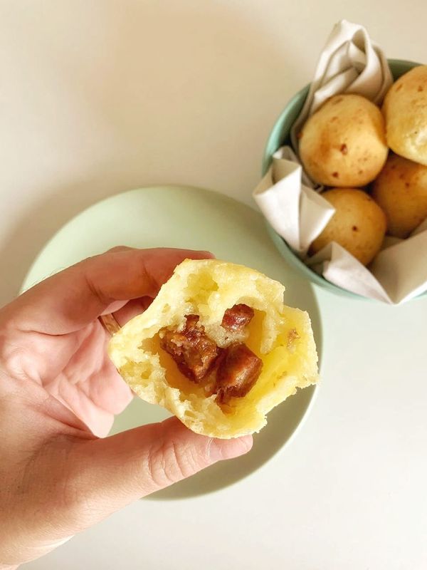 Pão de queijo recheado com linguiça do Seu Pão de Queijo