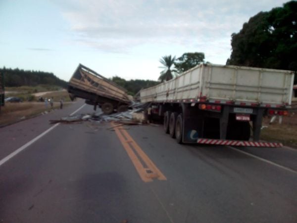 Três pessoas estavam no caminhão com gado, duas morreram no local por Internauta