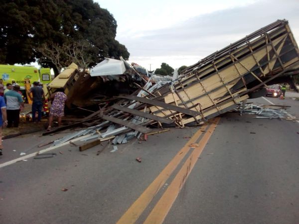Três pessoas estavam no caminhão com gado, duas morreram no local por Internauta