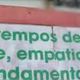 Imagem - Cartazes na porta de lojas fechadas levam mensagens de esperança em Vitória