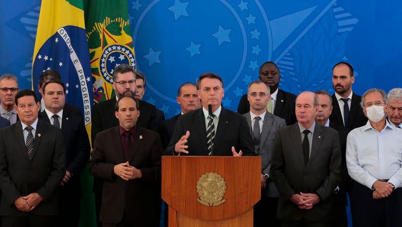 Jair Bolsonaro durante pronunciamento sobre demissão de Sergio Moro, acompanhado de ministros