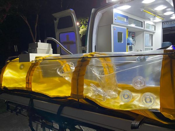 Ambulância com cápsula vai fazer o transporte de pacientes com coronavírus em Aracruz  