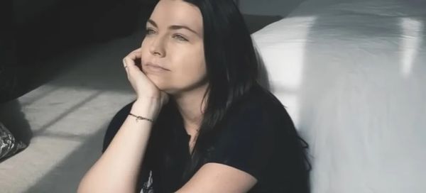 Amy Lee no clipe de Wasted On You, do Evanescence