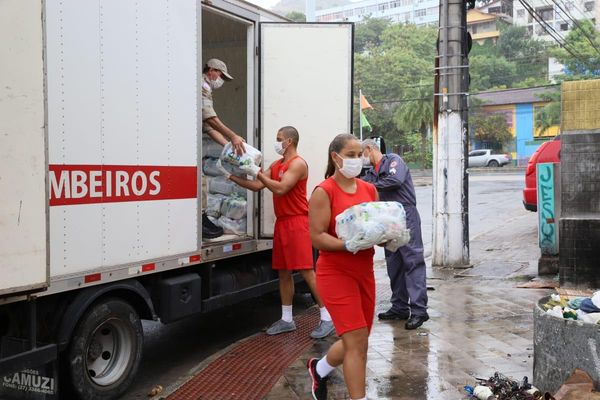 Equipe do Corpo de Bombeiros dá apoio na ação de entrega de alimentos do movimento UniãoES