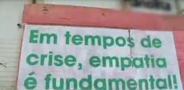 Frases motivacionais foram espalhadas por lojas impedidas de funcionar na Praia do Canto