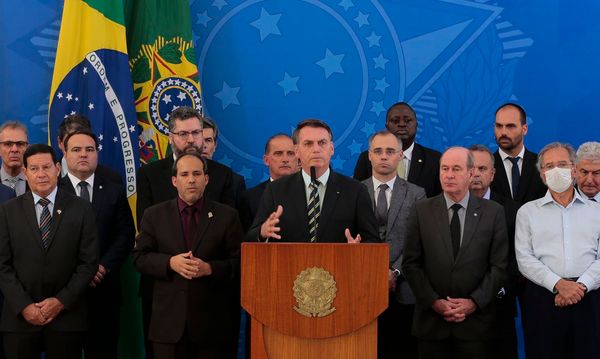 Jair Bolsonaro durante pronunciamento sobre demissão de Sergio Moro, acompanhado de ministros