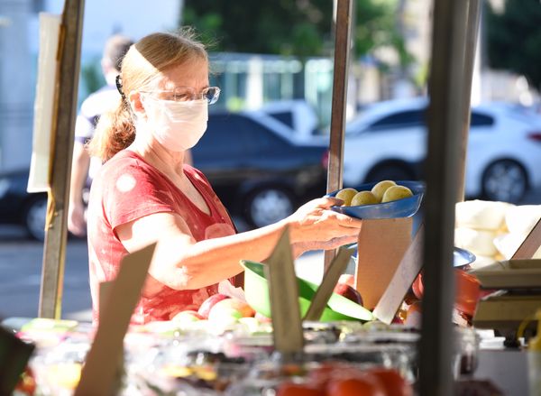 Movimento de clientes na feira livre do bairro Bento Ferreira, em Vitória, durante a pandemia de coronavírus por Carlos Alberto Silva