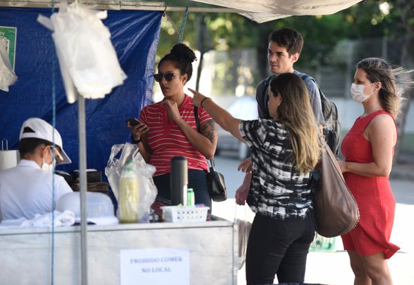 Movimento de clientes na feira livre do bairro Bento Ferreira, em Vitória, durante a pandemia de coronavírus por Carlos Alberto Silva