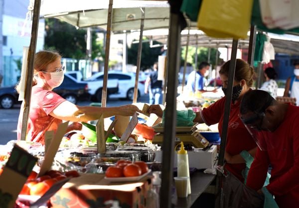 Movimento de clientes na feira livre do bairro Bento Ferreira, em Vitória, durante a pandemia de coronavírus por Carlos Alberto Silva