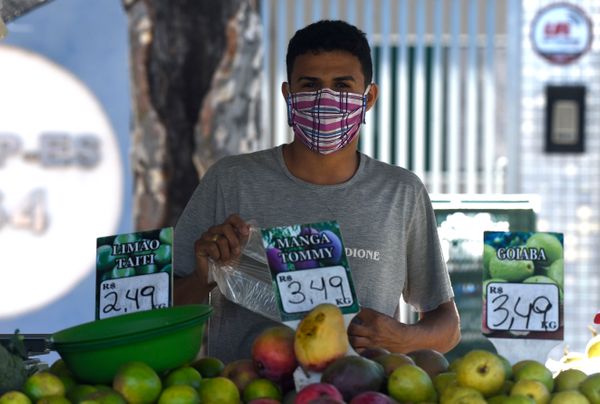 Movimento de clientes na feira livre do bairro Bento Ferreira, em Vitória, durante a pandemia de coronavírus por Carlos Alberto Silva