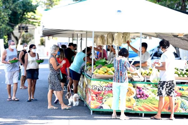 Movimento de clientes na feira livre do bairro Bento Ferreira, em Vitória, durante a pandemia de coronavírus por Carlos Alberto Silva