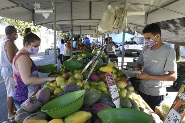 Movimento de clientes na feira livre do bairro Bento Ferreira, em Vitória, durante a pandemia de coronavírus por Carlos Alberto Silva