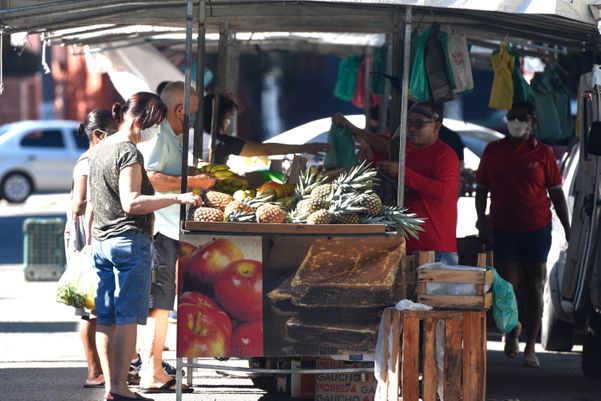 Movimento de clientes na feira livre do bairro Bento Ferreira, em Vitória, durante a pandemia de coronavírus por Carlos Alberto Silva