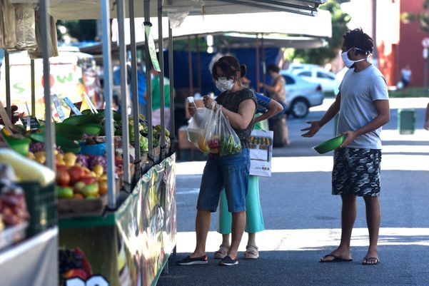 Movimento de clientes na feira livre do bairro Bento Ferreira, em Vitória, durante a pandemia de coronavírus por Carlos Alberto Silva