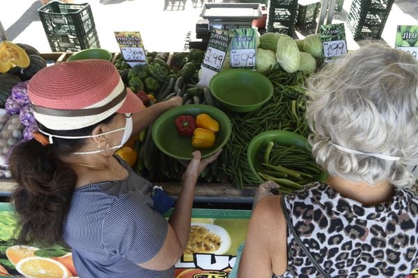 Movimento de clientes na feira livre do bairro Bento Ferreira, em Vitória, durante a pandemia de coronavírus por Carlos Alberto Silva
