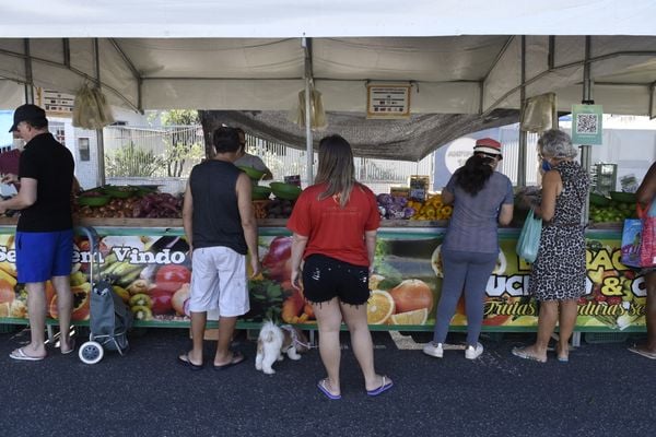 Movimento de clientes na feira livre do bairro Bento Ferreira, em Vitória, durante a pandemia de coronavírus por Carlos Alberto Silva