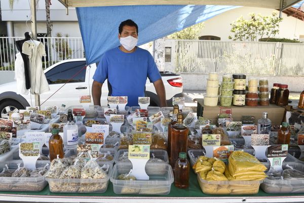 Movimento de clientes na feira livre do bairro Bento Ferreira, em Vitória, durante a pandemia de coronavírus por Carlos Alberto Silva