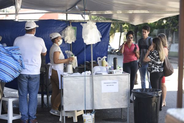 Movimento de clientes na feira livre do bairro Bento Ferreira, em Vitória, durante a pandemia de coronavírus por Carlos Alberto Silva
