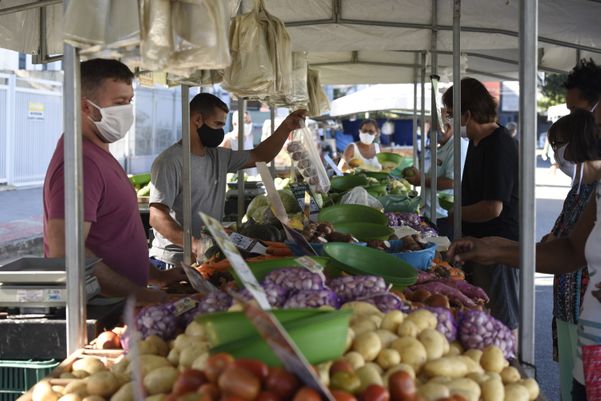 Movimento de clientes na feira livre do bairro Bento Ferreira, em Vitória, durante a pandemia de coronavírus por Carlos Alberto Silva