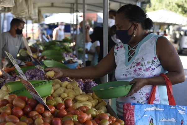 Movimento de clientes na feira livre do bairro Bento Ferreira, em Vitória, durante a pandemia de coronavírus por Carlos Alberto Silva