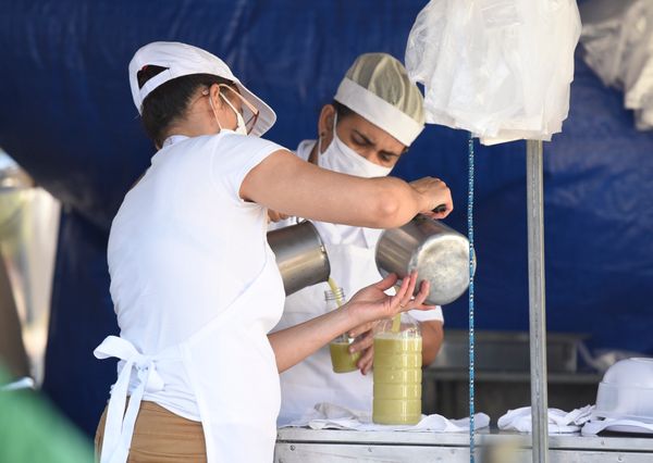Movimento de clientes na feira livre do bairro Bento Ferreira, em Vitória, durante a pandemia de coronavírus. Barracas de caldo de cana só podem vender o produto para viagem por Carlos Alberto Silva