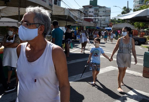 Movimento de clientes na feira livre do bairro Jardim Camburi, em Vitória por Carlos Alberto Silva