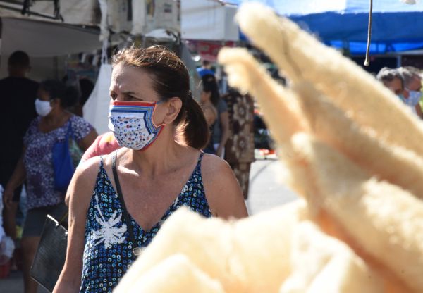 Movimento de clientes na feira livre do bairro Jardim Camburi, em Vitória por Carlos Alberto Silva