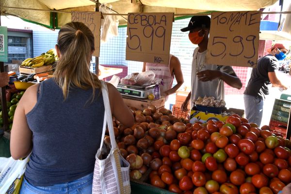 Movimento de clientes na feira livre do bairro Jardim Camburi, em Vitória por Carlos Alberto Silva