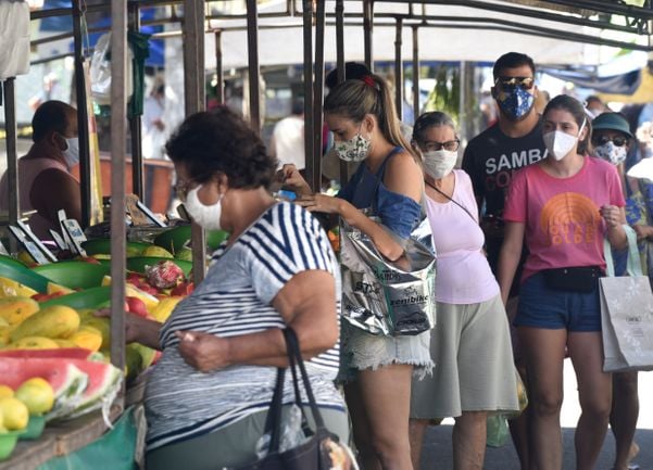 Movimento de clientes na feira livre do bairro Jardim Camburi, em Vitória