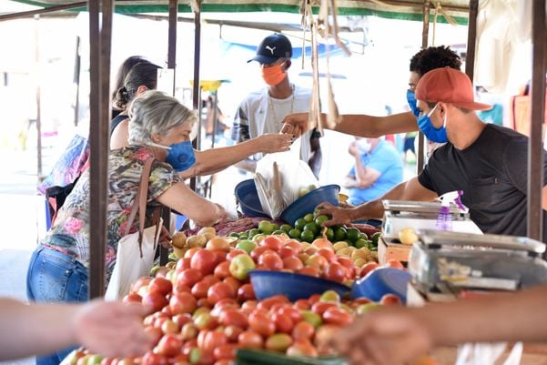 Movimento de clientes na feira livre do bairro Jardim Camburi, em Vitória