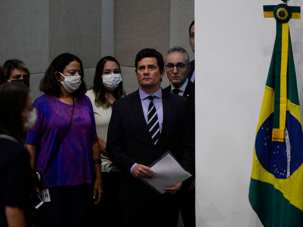 Na saída da entrevista Moro foi cercado pelas pessoas por Marcello Casal Jr/Agência Brasil