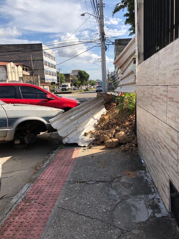 O muro caído e os carros abandonados atrapalhando a passagem de pedestres perto do Hospital Infantil, em Bento Ferreira