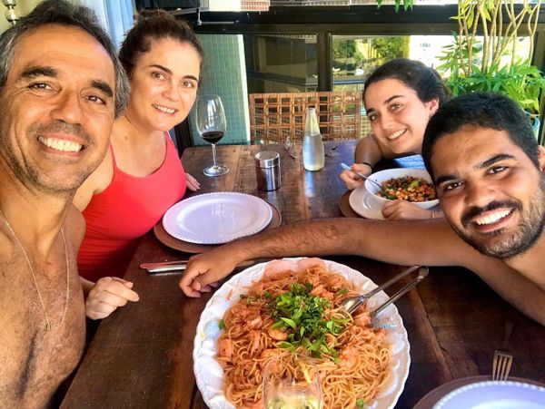 Pratos da quarentena: Adriana Saade prepara Spaguetti com camarão e tomates frescos para Cesinha, Cesar Neto e Isabela