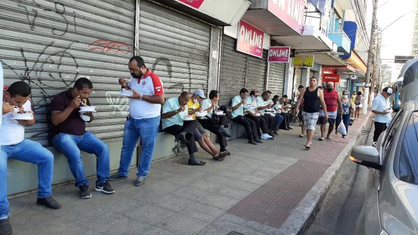 Rodoviários da Viação Tabuazeiro protestam por falta de pagamento