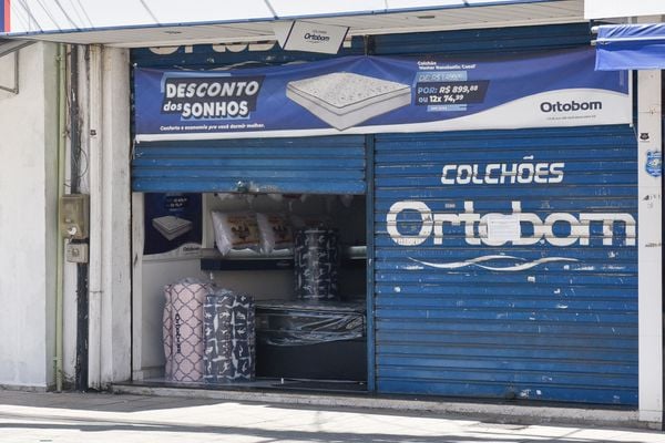 Serra - ES - Algumas lojas abriram nesta sexta na Avenida Central em Laranjeiras mesmo após determinações do governos para conter o avanço do coronavírus. 