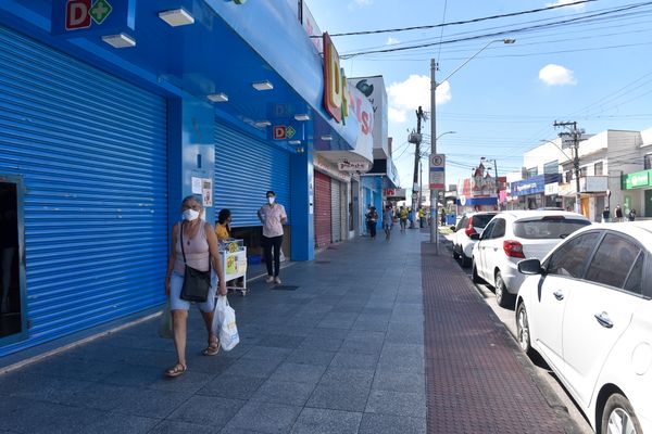 Serra - ES - Algumas lojas abriram nesta sexta na Avenida Central em Laranjeiras mesmo após determinações do governos para conter o avanço do coronavírus. 