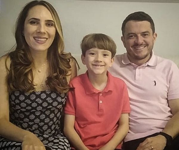 A psicóloga e psicanalista Bianca Martins, o filho Luca e o marido, Fabrício Buzatto: família que pratica a solidariedade