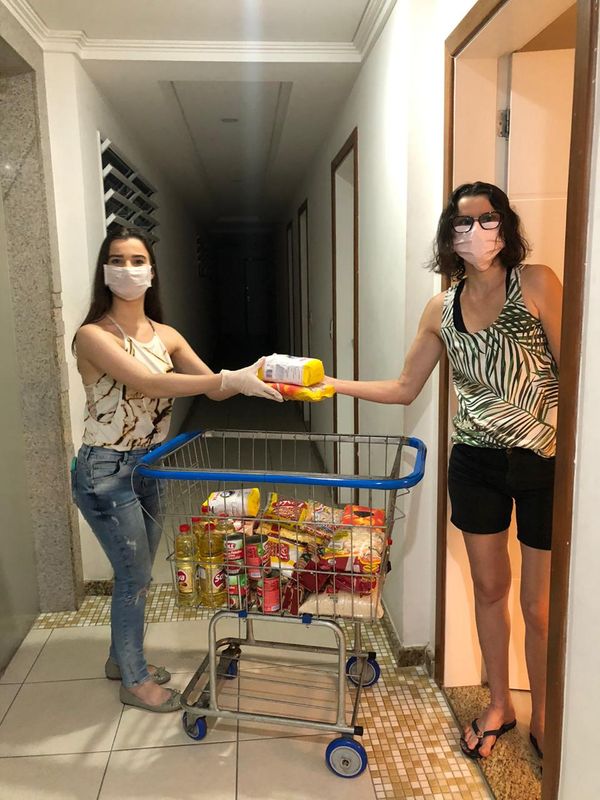 Julia Maria Viero, 19 anos, criou um projeto buscando a solidariedade durante da pandemia de coronavírus: ela recolheu alimentos no prédio onde mora para doar