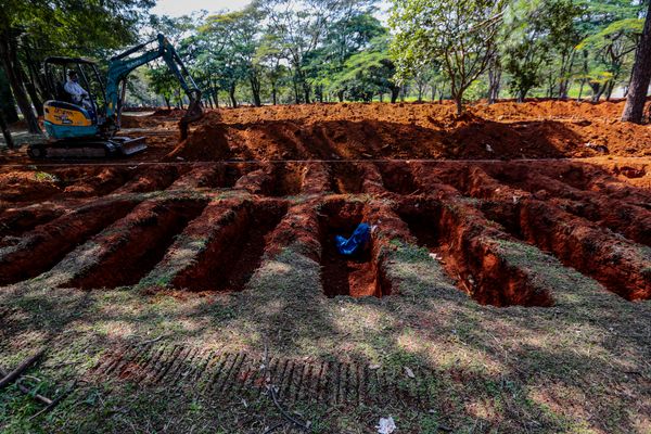 Movimentação no Cemitério Vila Formosa (SP) com abertura de novas covas devido a pandemia do novo coronavirus (covid-19)
