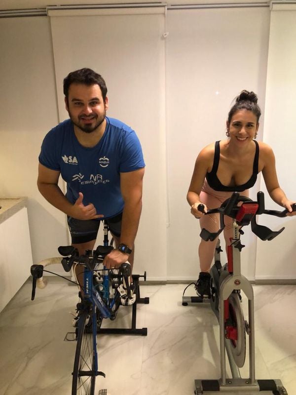 O professor Nei Robson e a esposa, a arquiteta Larissa Villaschi: aulas de bike coletivas , via aplicativo, em nome da solidariedade