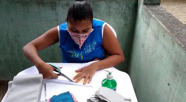 Costureiras das escolas de samba de Vitória confeccionam máscaras que serão doadas pela prefeitura do município