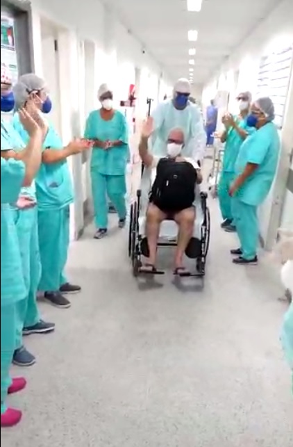 Curado de covid-19 é aplaudido em hospital da Serra