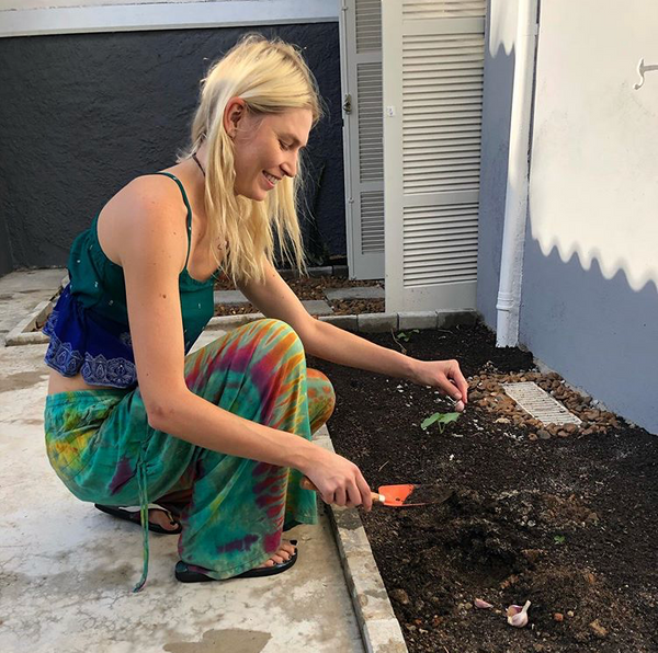 A modelo Aline Weber cuida da horta em casa