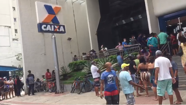 Aglomeração de pessoas em frente à agência da Caixa Econômica no Centro de Guarapari