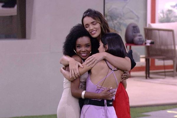 As finalistas do Big Brother Brasil 20 Thelma, Rafa e Manu Gavassi se abraçam