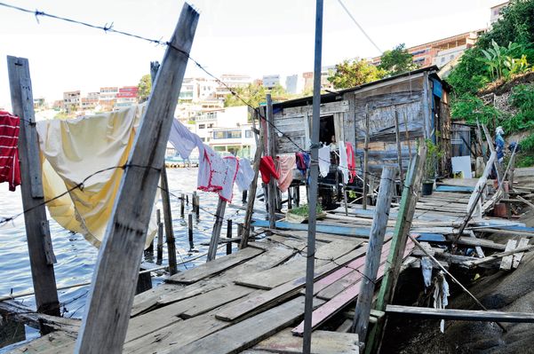 Casa sobre palafitas no manguezal no bairro de Porto de Santana, Cariacica - Foto: Marcelo Prest/Arquivo por Marcelo Prest
