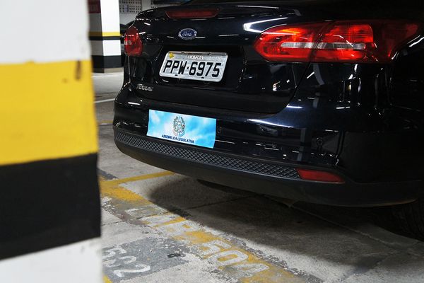 Desde o ano passado, os carros da Assembleia passaram a ser identificados por um adesivo