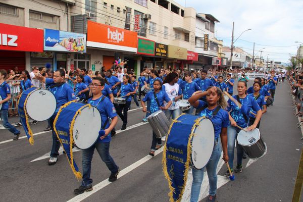 Desfile escolar em comemoração à Colonização do Solo Espírito-Santense em 2016